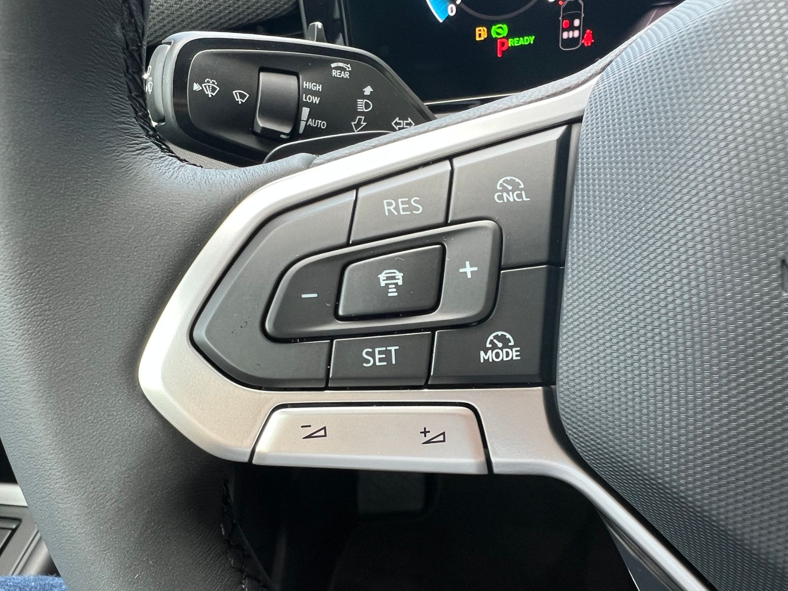 Fahrzeugabbildung Volkswagen T-Roc  Life 1.5 eTSI DSG *AHK, Ganzjahresreifen,