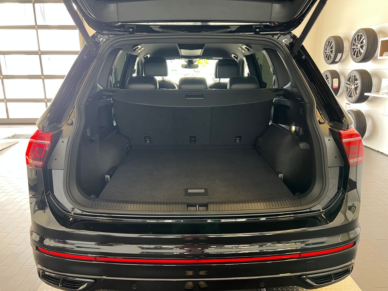 Fahrzeugabbildung Volkswagen Tiguan Allspace R-Line 2.0 TDI DSG 4Motion *AHK,