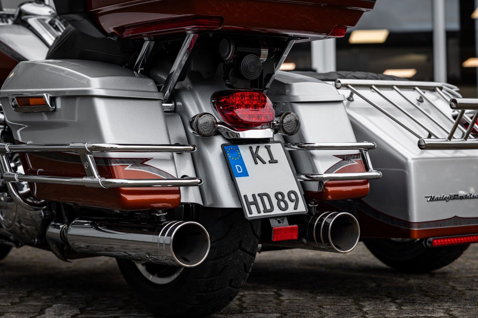 Fahrzeugabbildung Harley-Davidson FLHTKSE CVO E-Glide - V-Triebwerk Gespann