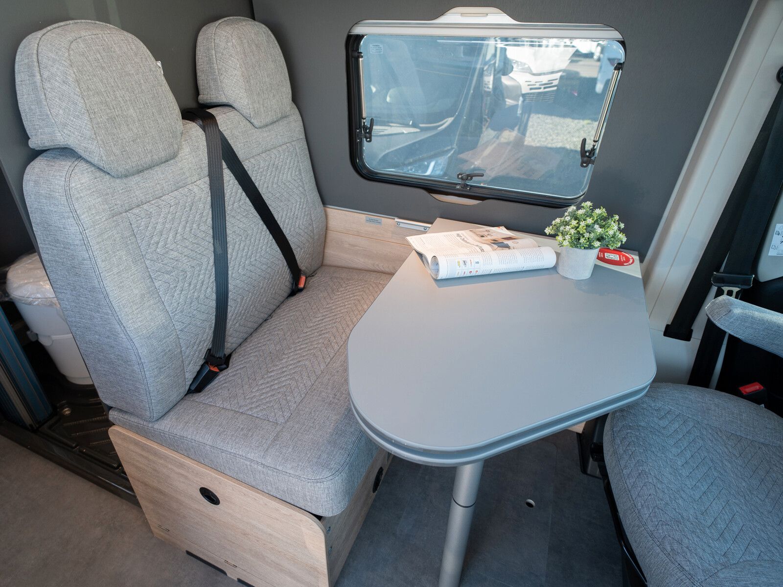 Fahrzeugabbildung Dethleffs Globetrail 640 ES Fiat Heckauszug/Rahmenfenster