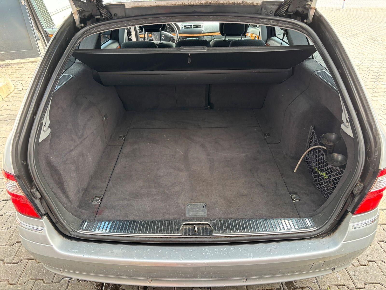 Mercedes-Benz E220 2005 — photo 12
