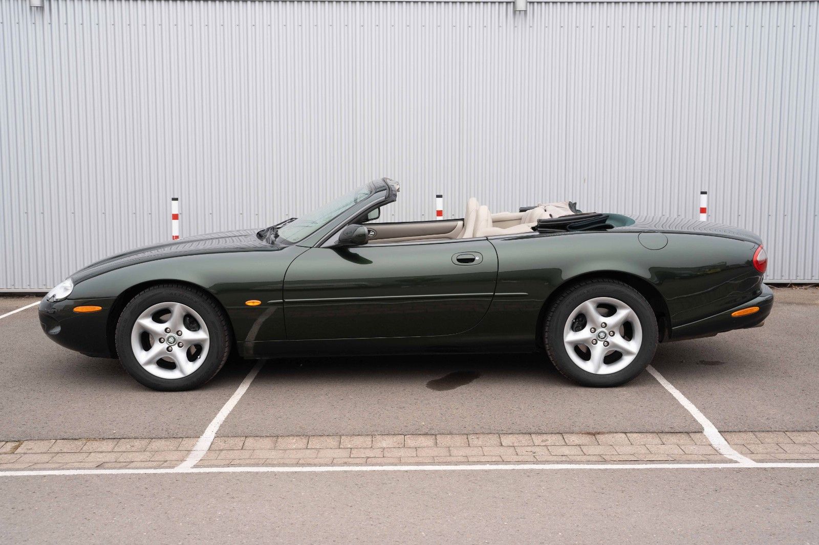 Fahrzeugabbildung Jaguar XK8 CABRIOLET XENON TEMPOMAT LEDER PDC SHZ 18"