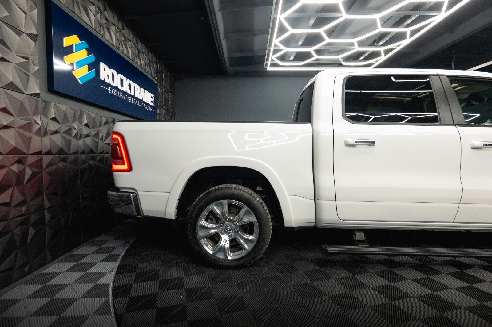 Fahrzeugabbildung Dodge RAM 5.7 V8 HEMI 4x4 LARAMIE LPG *Unfallfrei*Pano