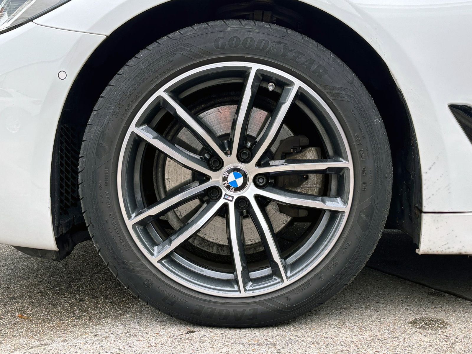 Fahrzeugabbildung BMW 520d Steptr. Limo M-Sport ACC KAM AHK LED SHZ