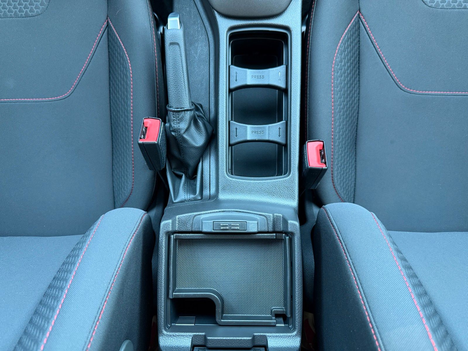 Fahrzeugabbildung Ford Focus Turnier ST+SportfahrW+BiXenon+Alcantara
