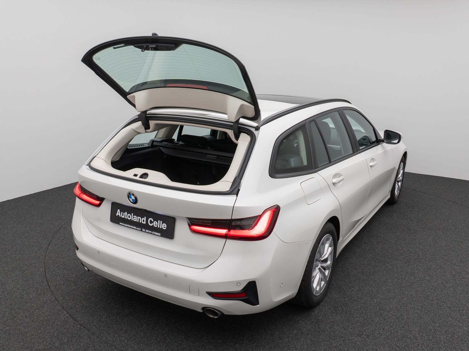 Fahrzeugabbildung BMW 320d  xD Panorama Kamera HUD DAB H/K Lenkradhzg