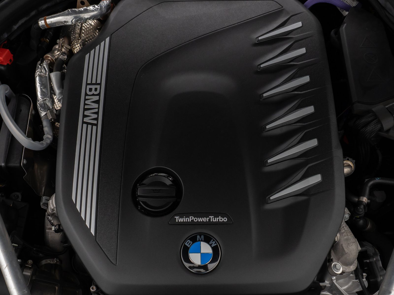 Fahrzeugabbildung BMW 530d Panorama Kamera HUD DAB Alarm AHK Sport