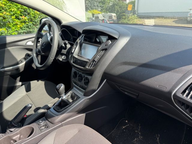 Fahrzeugabbildung Ford Focus Turnier Trend Motor dreht