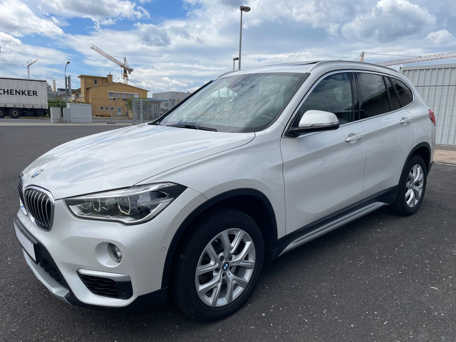 BMW X1 sDrive18d xLine*Navi*SHZ*LED*AHK*Pan.*RFK*19"