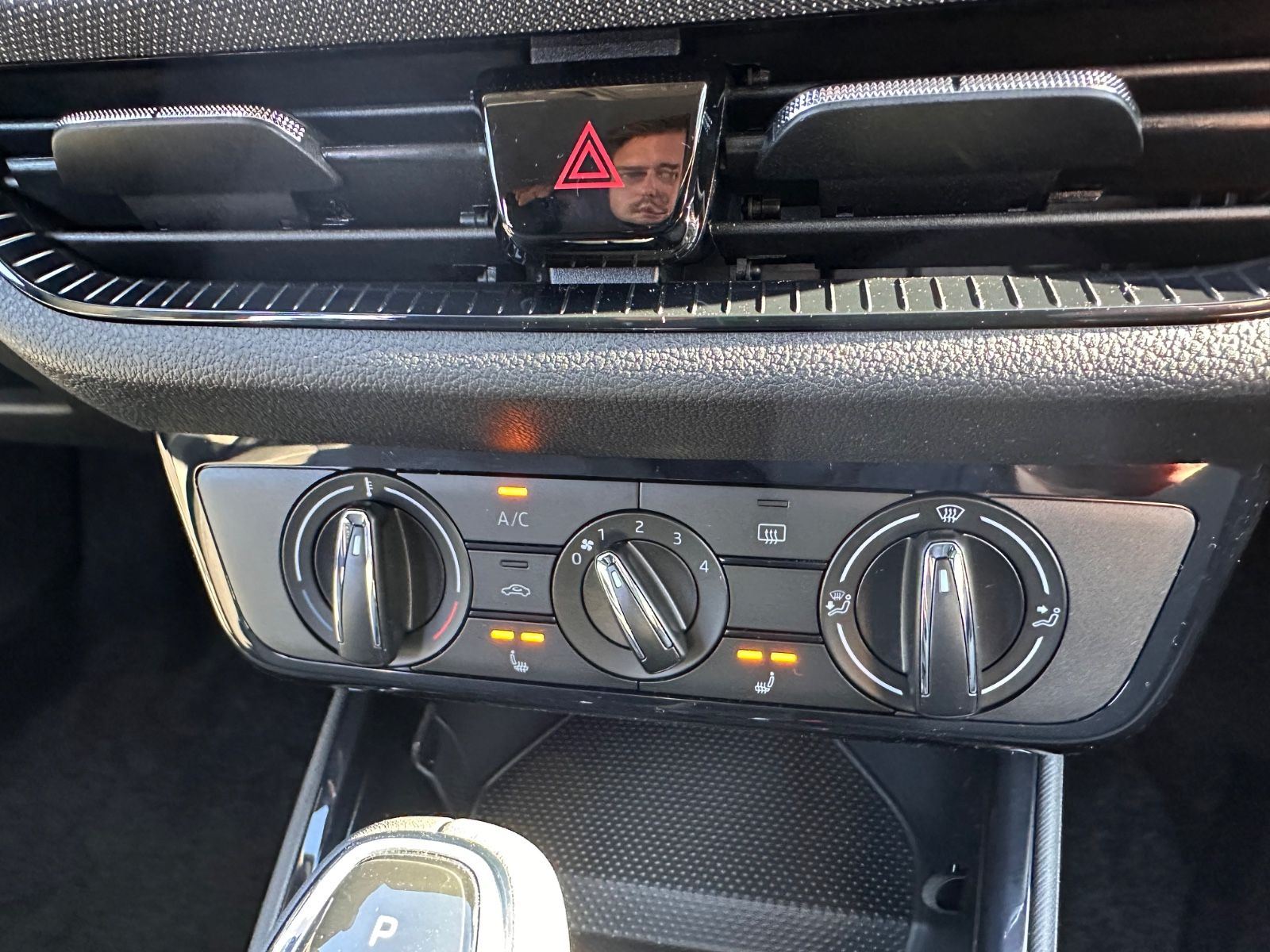 Fahrzeugabbildung SKODA Fabia 1.0 TSI DSG Selection LED/PDC/SHZG/APP/GRA