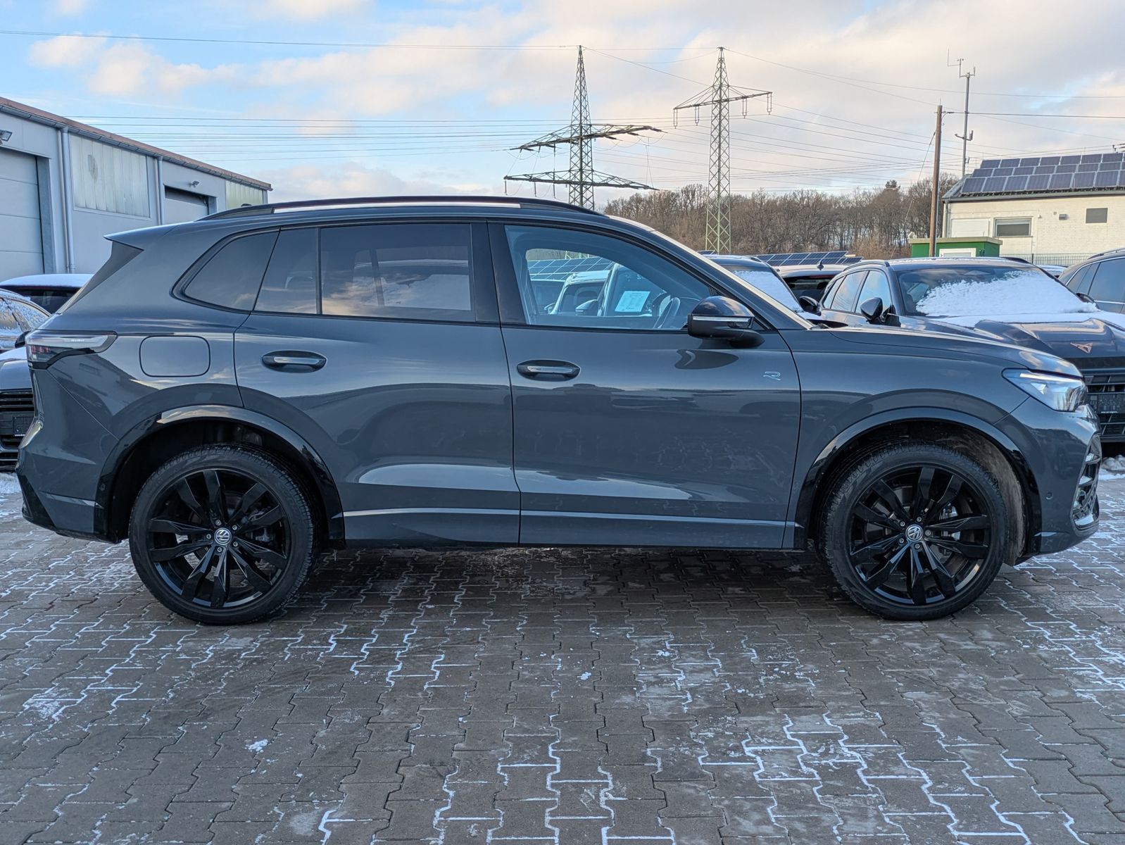 Fahrzeugabbildung Volkswagen Tiguan 2.0 TDI R-Line 4M Pano*Black*Matrix*AHK