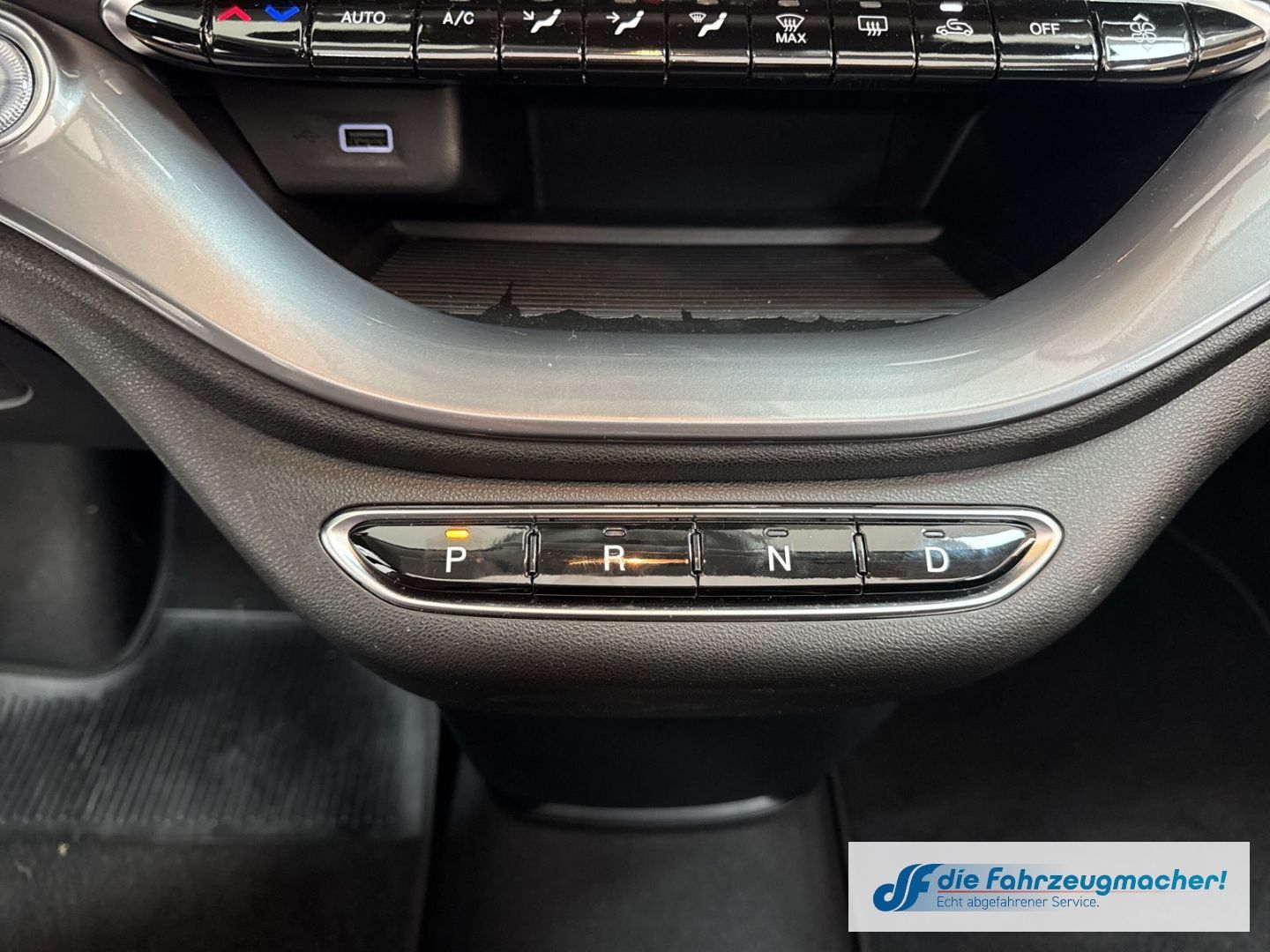 Fahrzeugabbildung Fiat 500 e Apple CarPlay Android Auto Klimaautom Fah