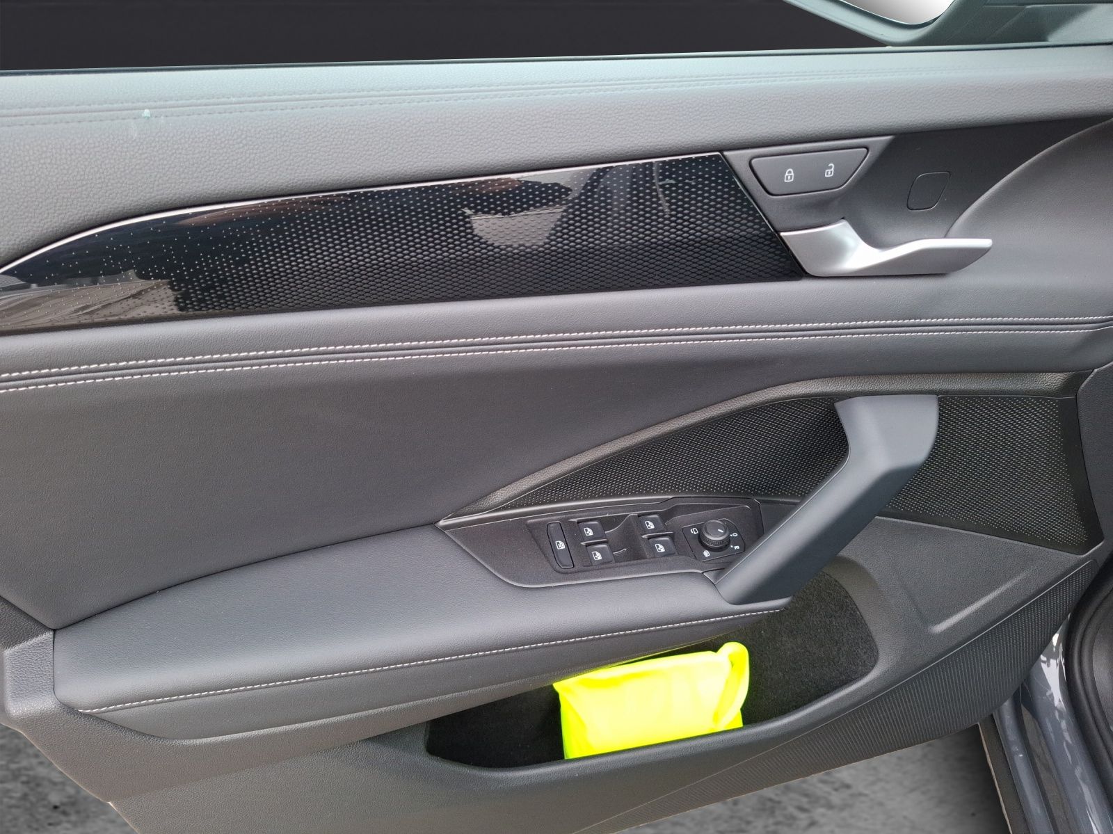 Fahrzeugabbildung Volkswagen Tayron TDI Life DSG 4M 7-Si Matrix AHK Navi AID