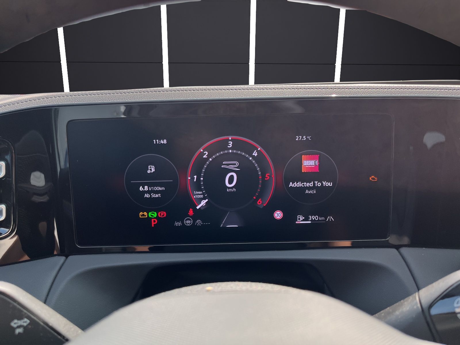 Fahrzeugabbildung Volkswagen Tiguan TDI R-Line 4M DSG MATRIX AHK PANO 20" NAV