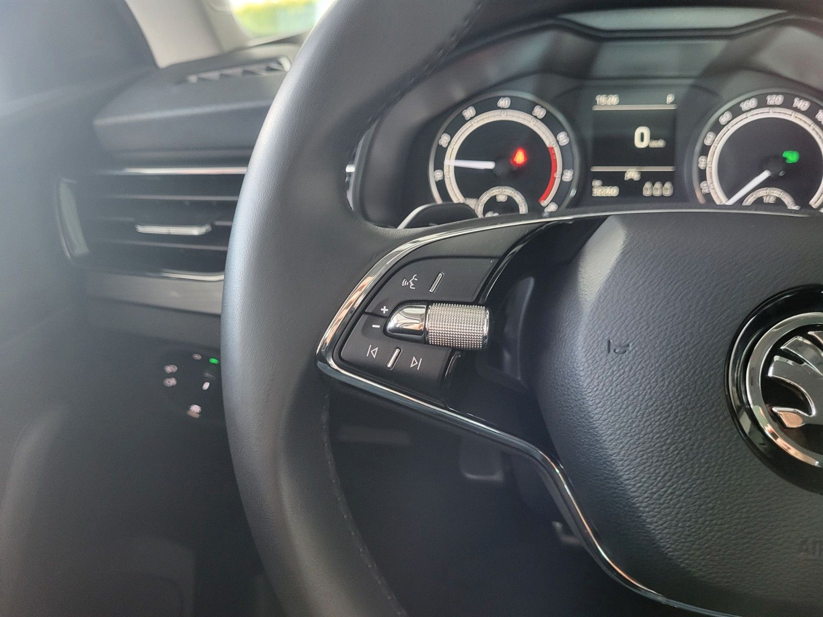 Fahrzeugabbildung SKODA Kamiq Scoutline AUTOM./KAMERA/LED/AHK/SITZHEIZ.