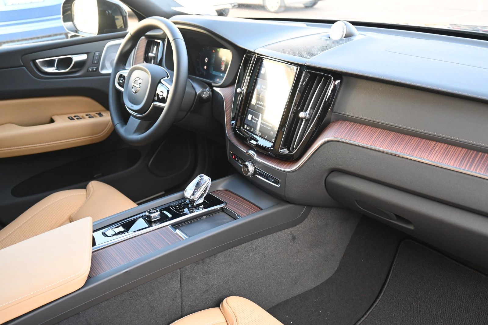 Fahrzeugabbildung Volvo XC60 B5 AWD Ultra Dark*LUFT*360°*ACC*B&W*AHK