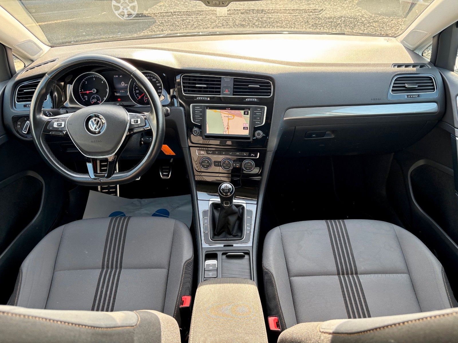 Fahrzeugabbildung Volkswagen Golf VII 1.6 TDI Allstar Navi AHK 2.HD SCHECKHFT