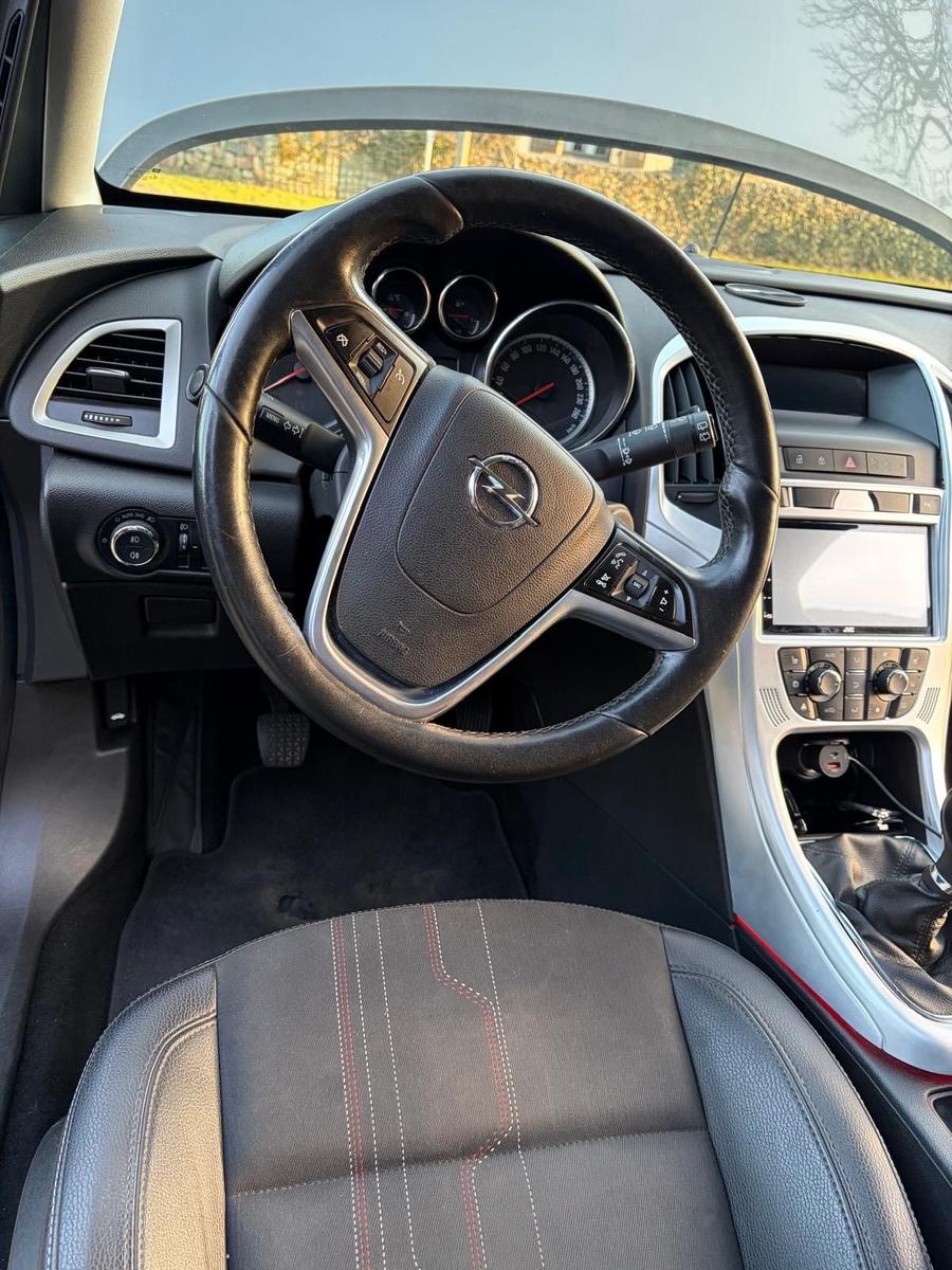 Opel Astra 2012 — photo 12