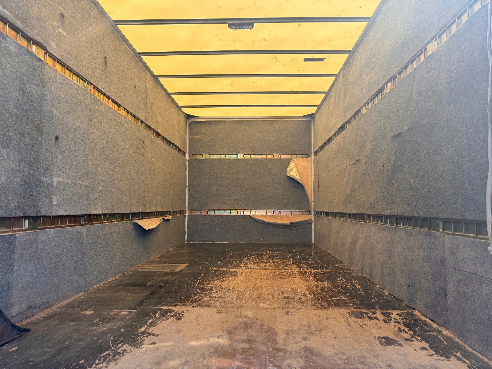 Fahrzeugabbildung Mercedes-Benz Sprinter 516 CDI 4325 Möbelkoffer Treppe
