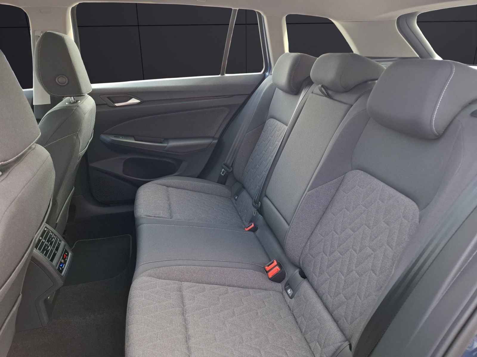 Fahrzeugabbildung Volkswagen Golf VIII Variant TSI Life Standhzg. LED Navi AI