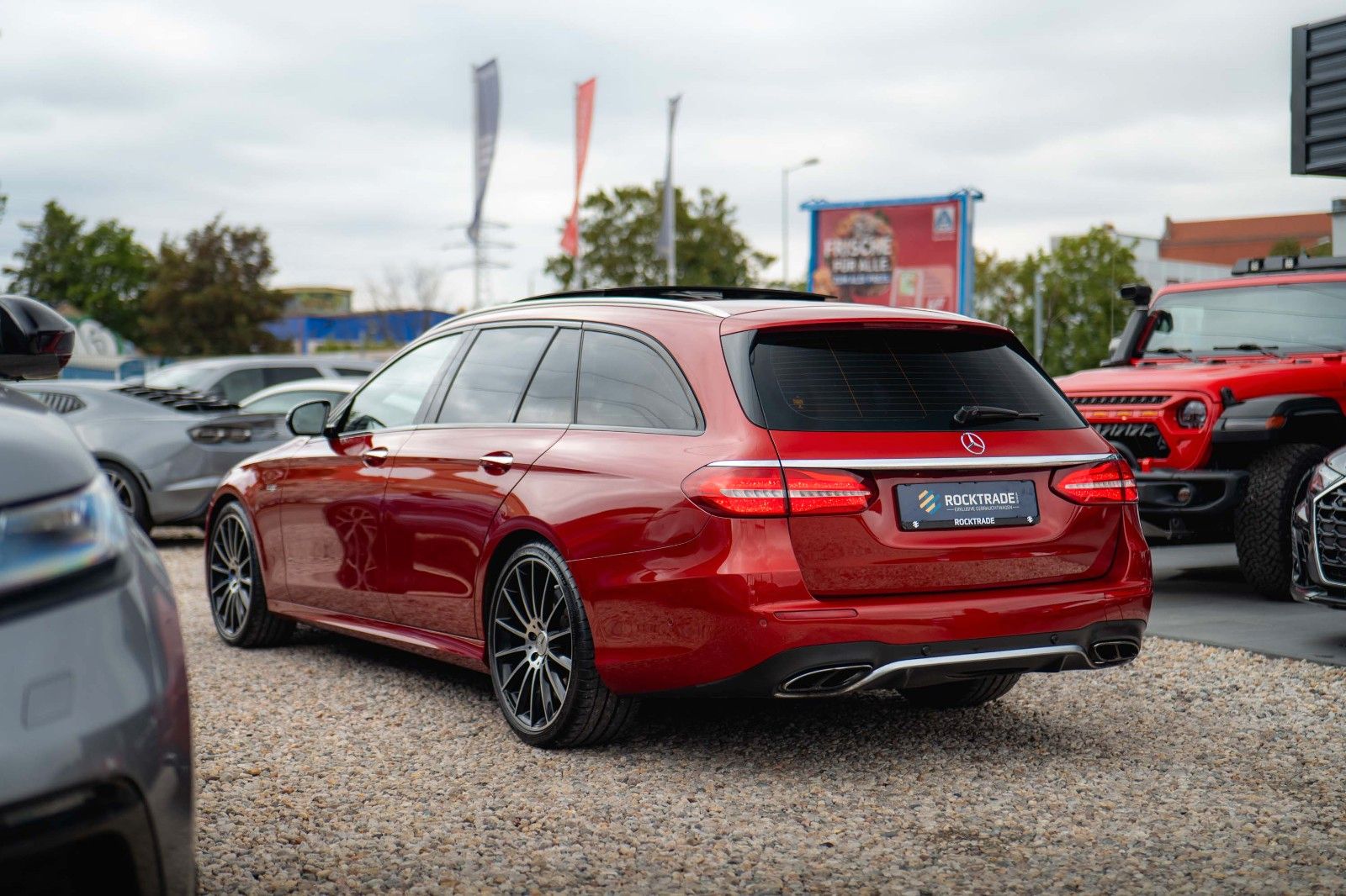 Fahrzeugabbildung Mercedes-Benz E 43 AMG 4Matic Night-Paket *Airmatic*ACC*Pano*
