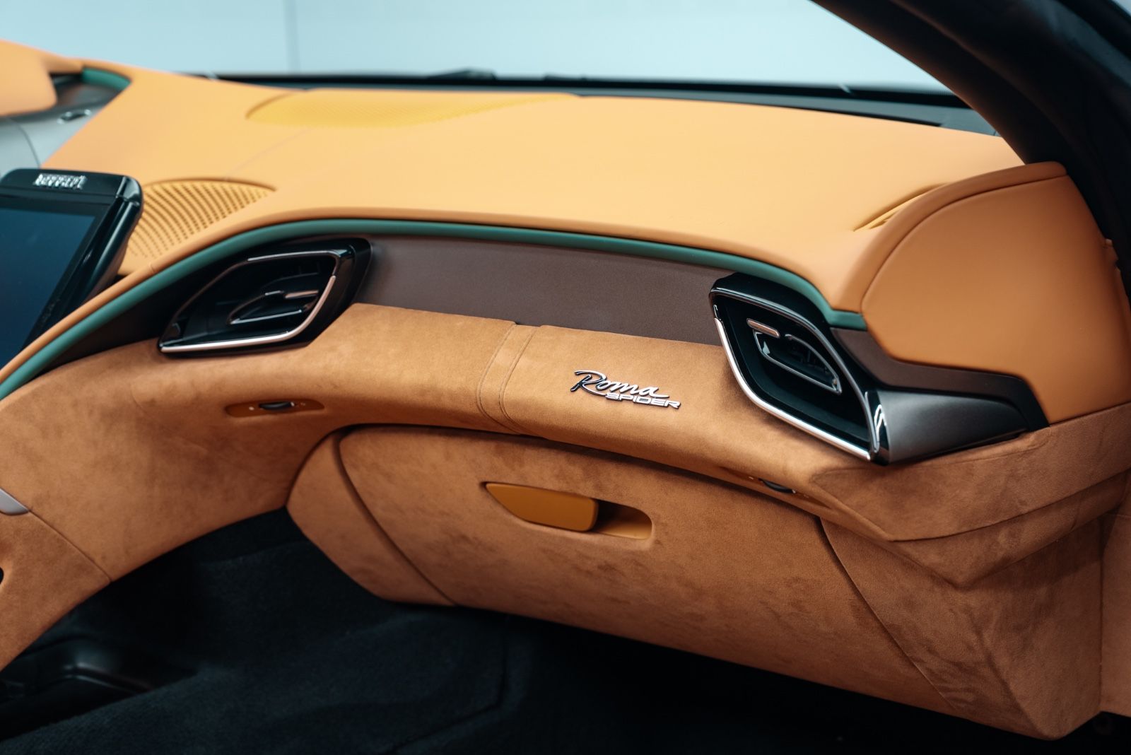 Fahrzeugabbildung Ferrari Roma Spider CARBON/SURROUND/HISTORICAL COLOUR