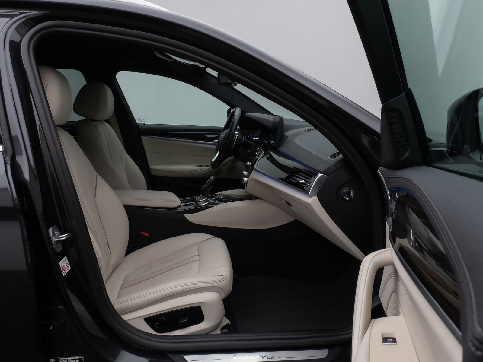 Fahrzeugabbildung BMW 530d LuxuryLine Laser HUD DAB HiFi DisKey 19Zoll
