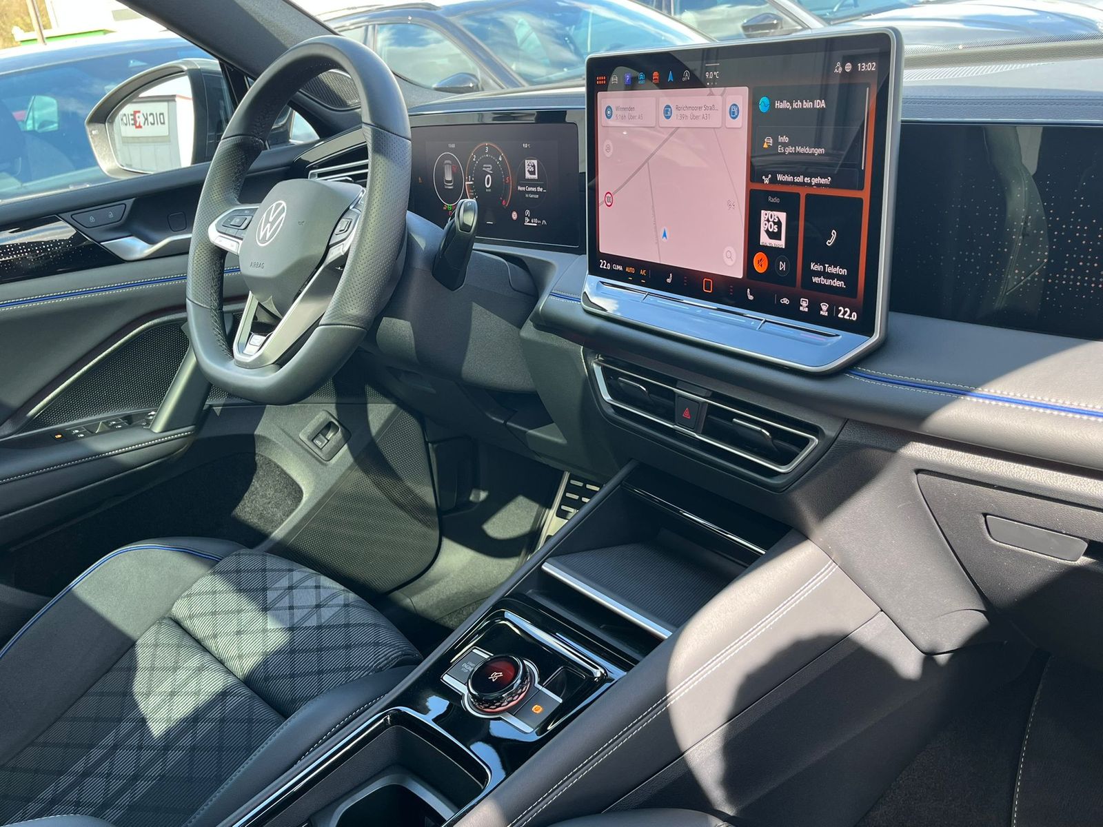 Fahrzeugabbildung Volkswagen Tiguan 2.0 TDI 4M R-Line PANO*H&K*AHK*MATRIX*20"