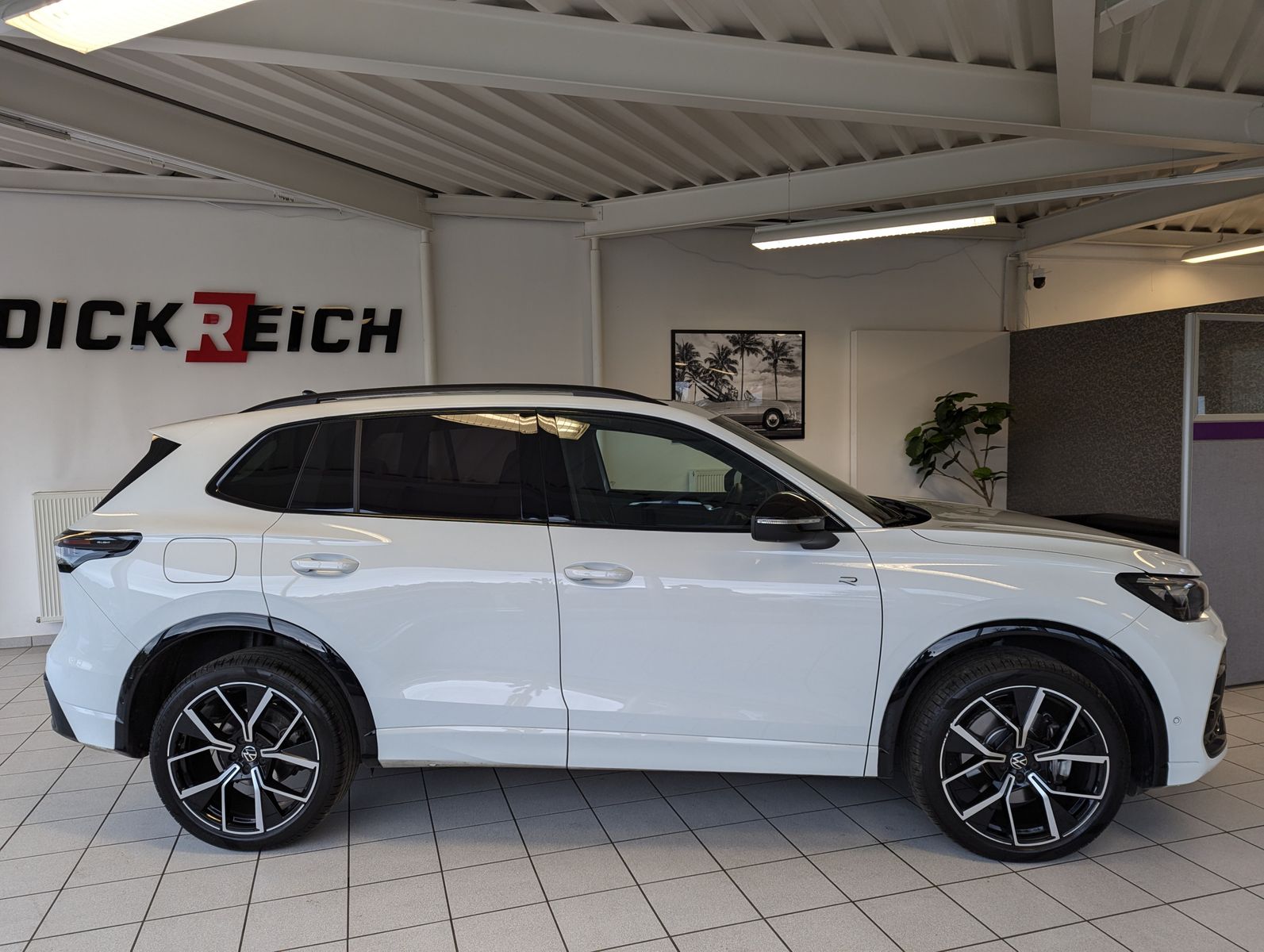 VW Tiguan 2.0TDI R-Line 4M Pano Black AHK Matrix 20 - Image 8