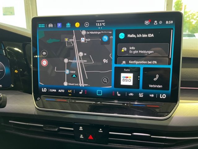 Fahrzeugabbildung Volkswagen Golf 1.5 eTSI DSG LIFE PANORAMA NAVI GJR HUD