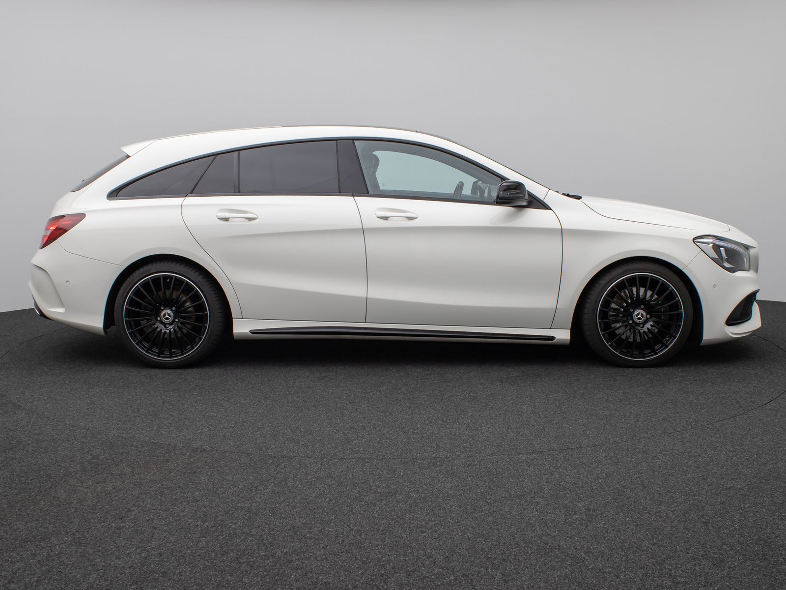 Fahrzeugabbildung Mercedes-Benz CLA 220 Shooting Brake /d 4Matic AMG Pano Standh