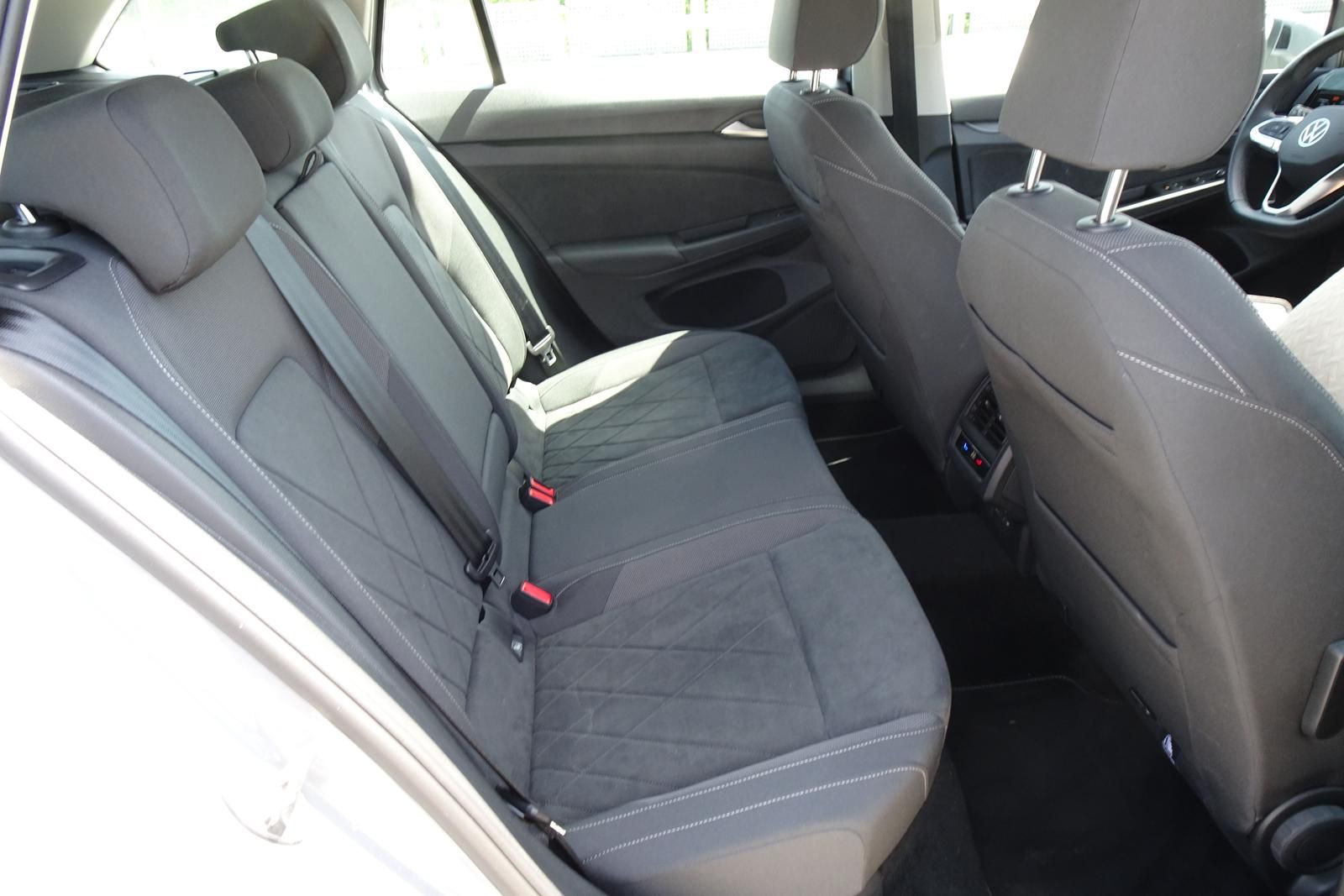 Fahrzeugabbildung Volkswagen Golf Var. STYLE 1.5l eTSI 96kW DSG LED Navi