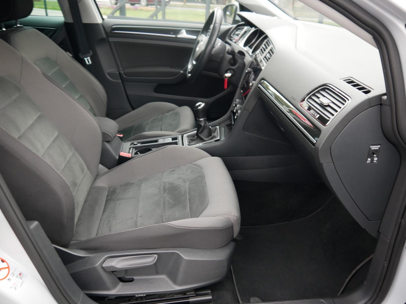 Volkswagen Golf VII 1.5 TSI Highline AHK LED Standheizung