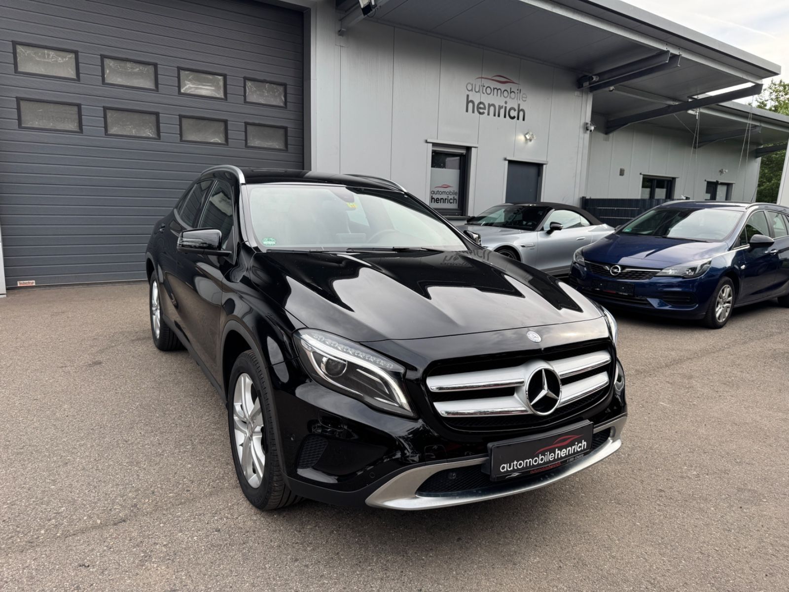 MERCEDES-BENZ GLA 180 Automatik,Ahk,Cam,Navi 8",Bi-Xenon