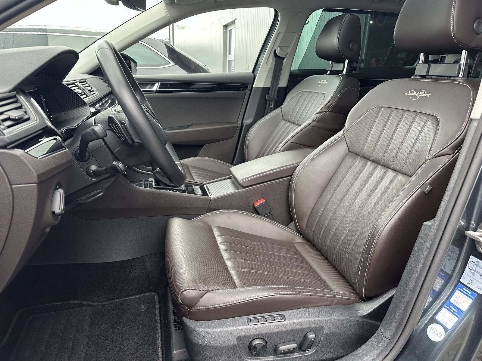 Fahrzeugabbildung SKODA Superb Combi 2.0 TDI 4x4 DSG L&K NAV+LED+PANO+VC