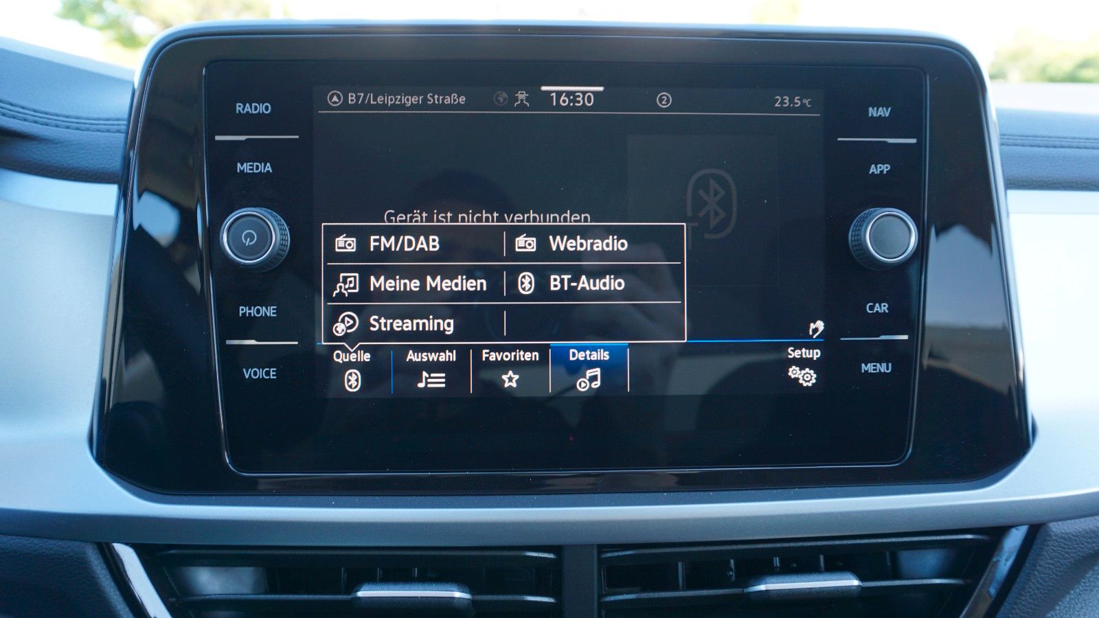 Fahrzeugabbildung Volkswagen T-Roc Life Navi,LED,Park/Lane Assist,SH