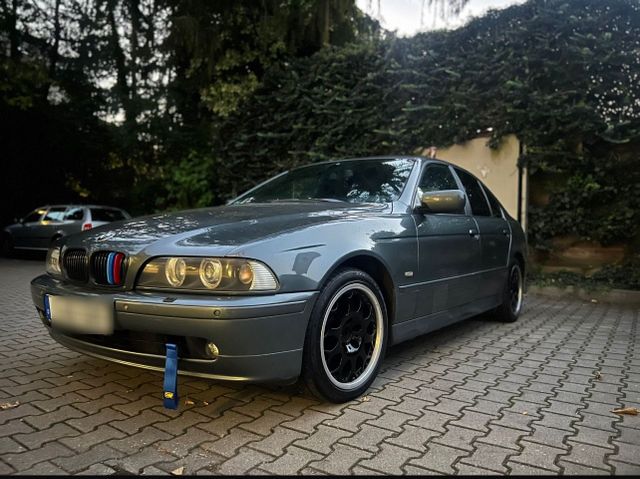 BMW E39 525i