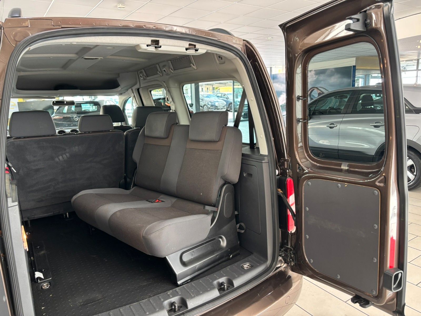 Fahrzeugabbildung Volkswagen Caddy 1.6D Kombi Maxi Trendline AHK/7-SITZER/PDC