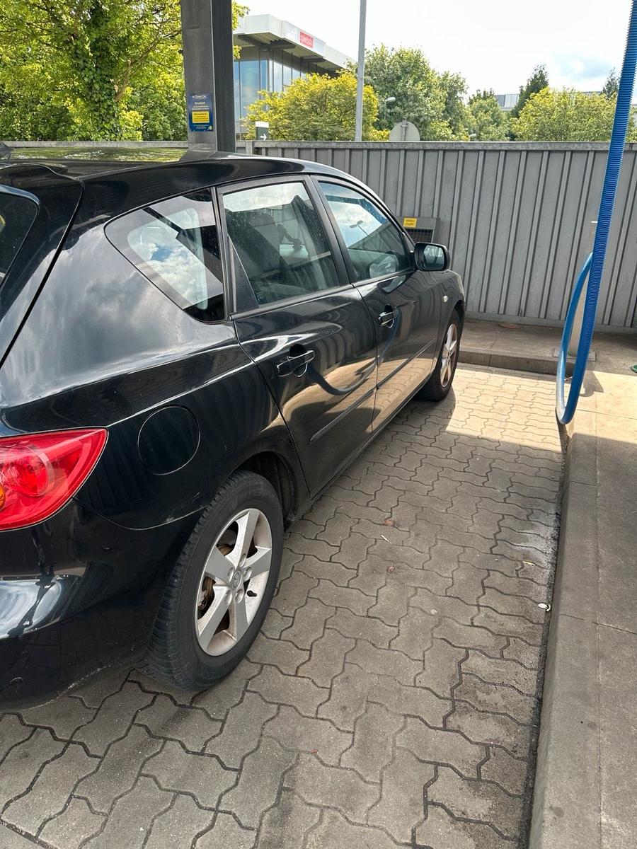 Mazda 3 2004 — rear view