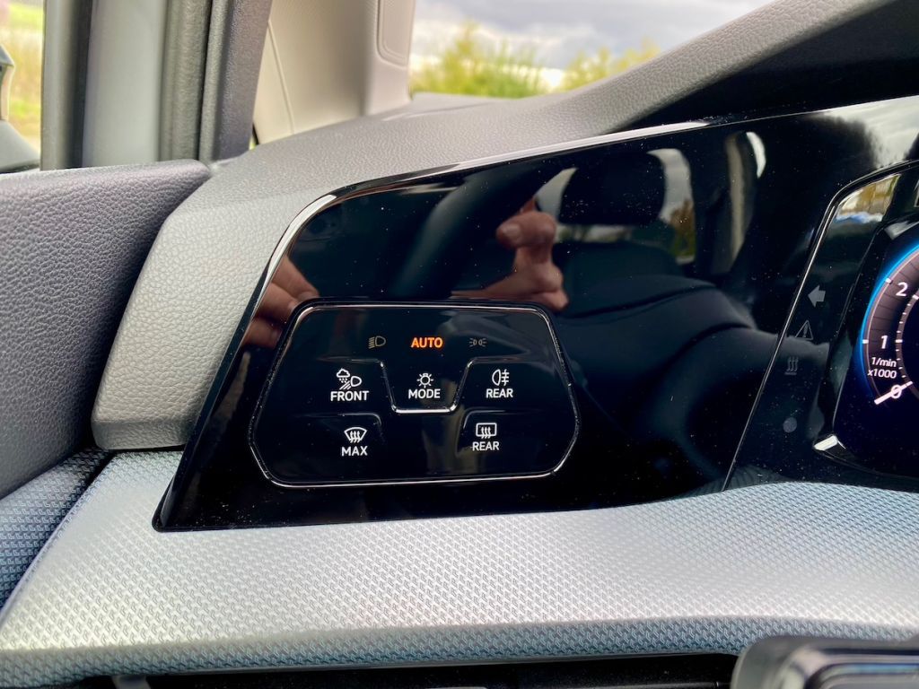 Fahrzeugabbildung Volkswagen Golf Variant 1.5 TSI Life AHK GZJR AAC KAM SHZ