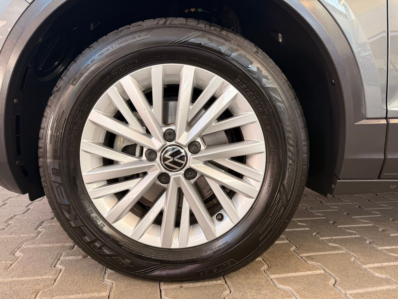 Fahrzeugabbildung Volkswagen T-Roc Life 1.5 TSI DSG AHK + Kamera + Navi + ACC