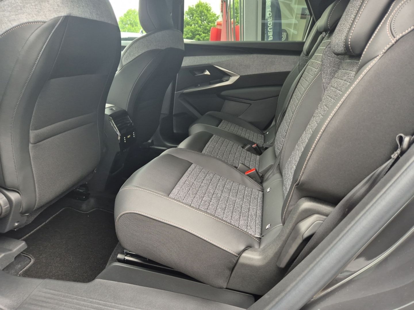 Fahrzeugabbildung Peugeot 5008 Allure HYBRID 145 e-DSC6 Navi LED CarPlay