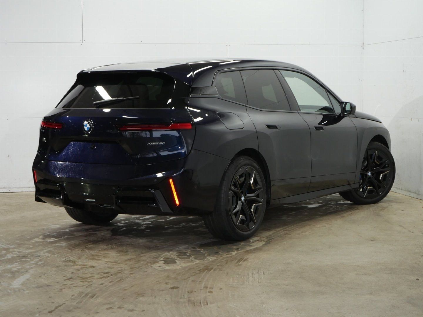 Fahrzeugeinzelansicht 8 Fahrzeugabbildung BMW iX xDrive60 |M Sportpaket| B&W| Panorama-Glasdac