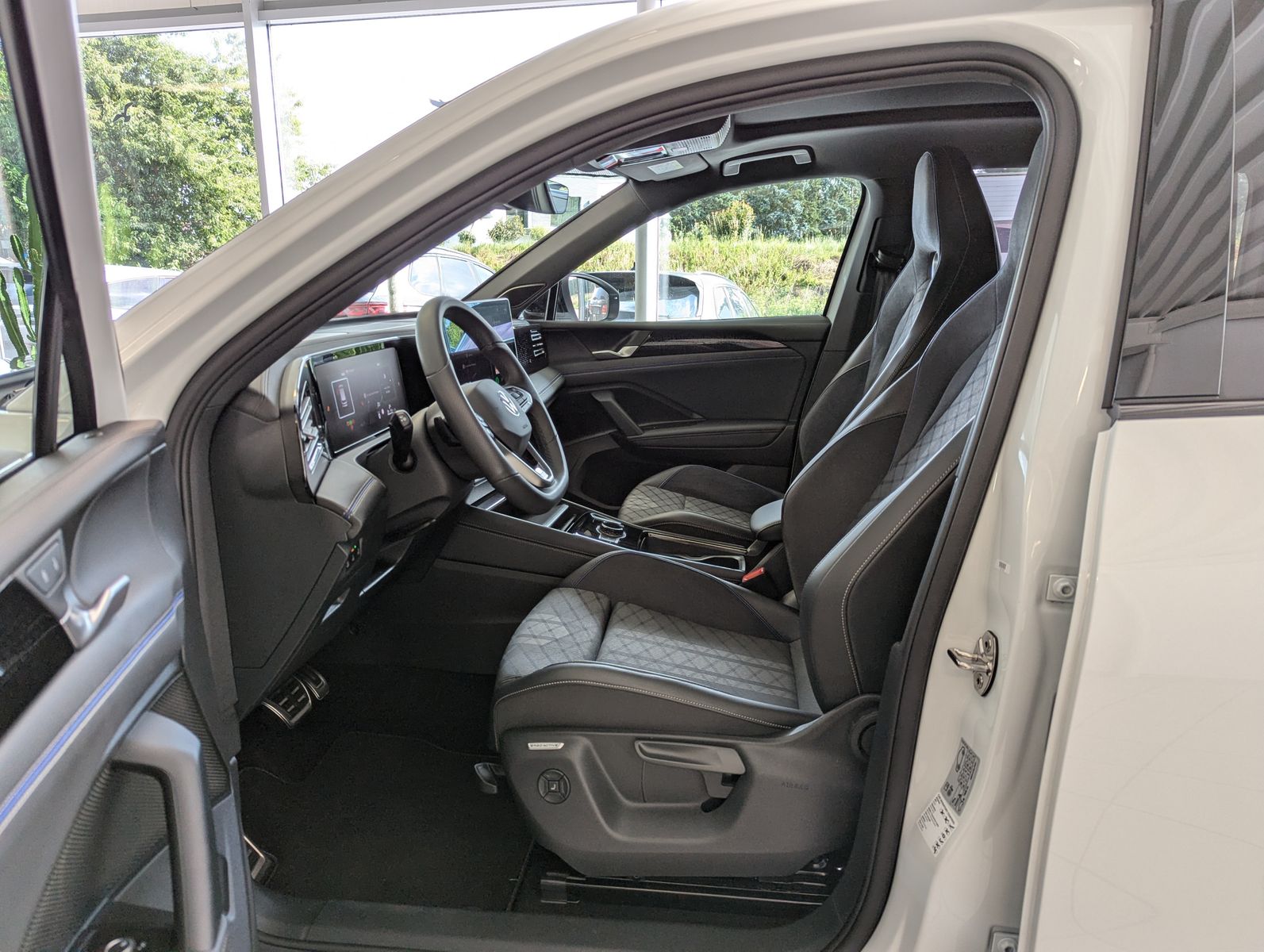 VW Tiguan 2.0TDI R-Line 4M Pano Black AHK Matrix 20 - Image 12