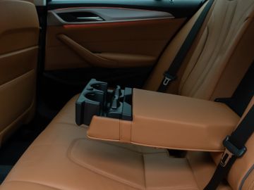 Fahrzeugabbildung BMW 520d Kamera HUD DAB Lenkrhzg Massage AHK Alarm