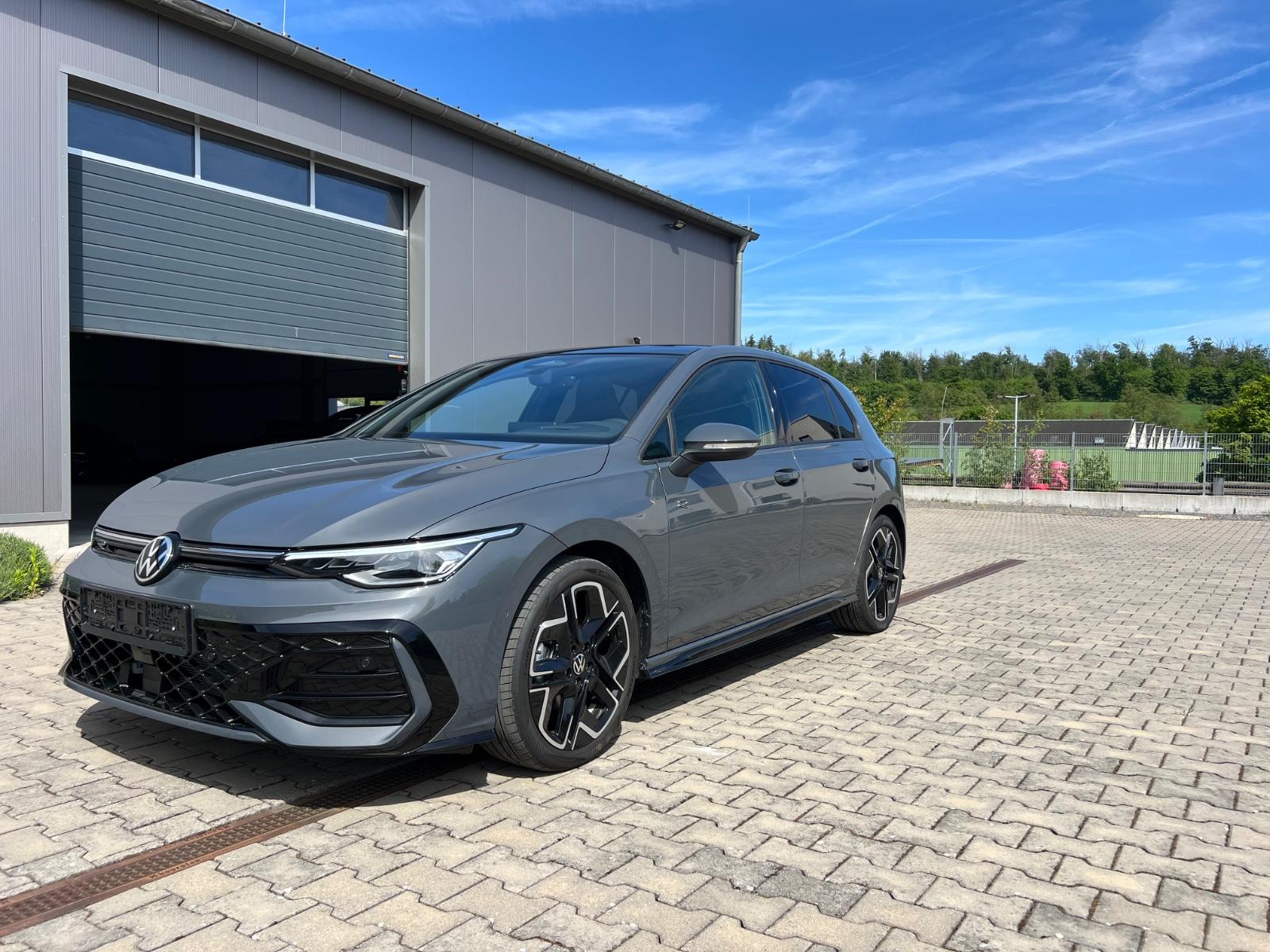 Volkswagen Golf 1.5 eTSI DSG R-Line+18"+Panorama+HeadUp