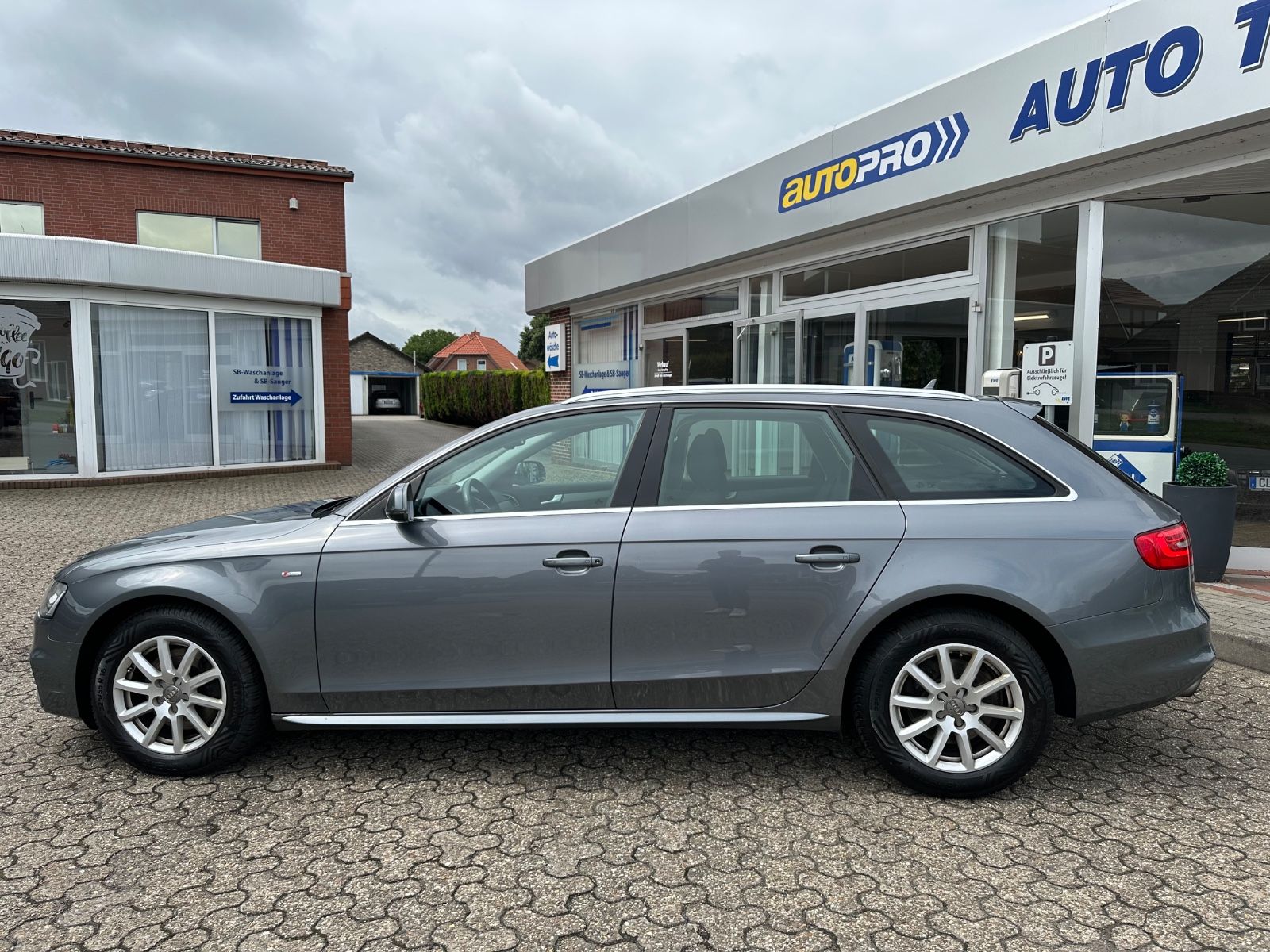 Fahrzeugabbildung Audi A4 Avant 1.8 TFSI S Line AHK/BiXenon/Navi/SHZG