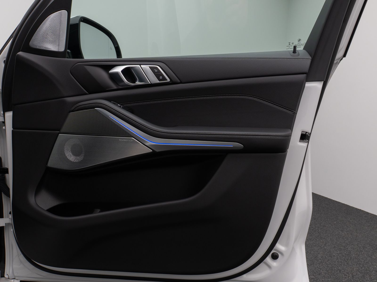 Fahrzeugabbildung BMW X5 xD40d M Sport Panorama Laser 360°HUD DAB B&W