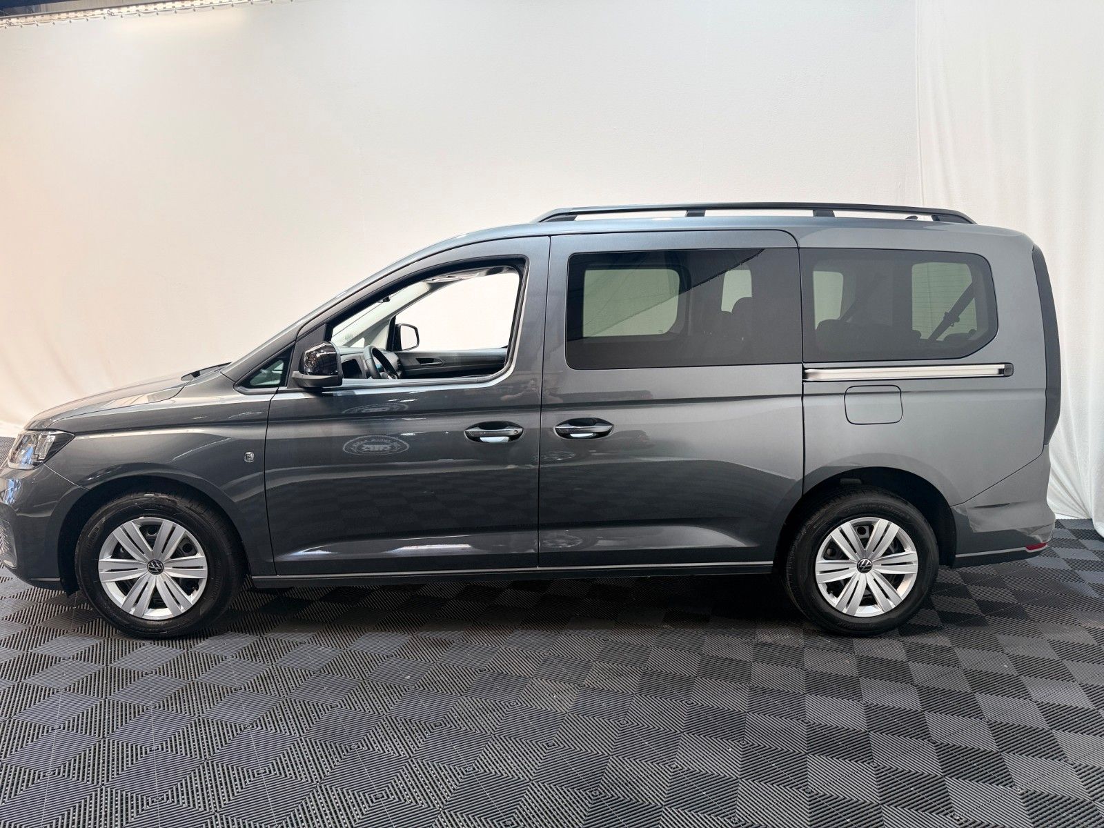 Fahrzeugabbildung Volkswagen Caddy Maxi - DSG - 7 Sitzer - AHK - Kamera