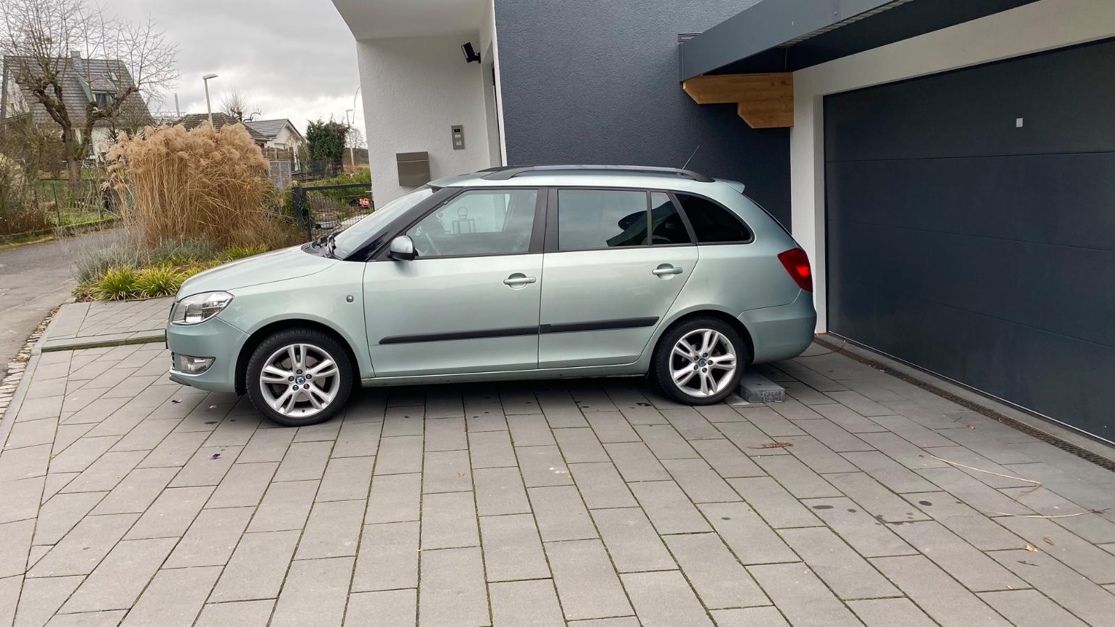 Skoda Fabia 2012 — вигляд ззаду